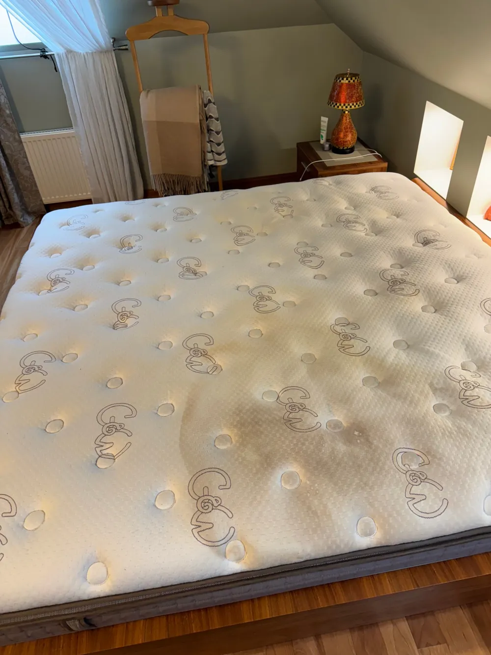 King size matracis pirms tīrīšanas